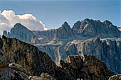 Trekking nel Parco Naturale Puez-Odle. Da Passo Gardena al Rifugio Puez, si intravede il Gruppo del Sella.